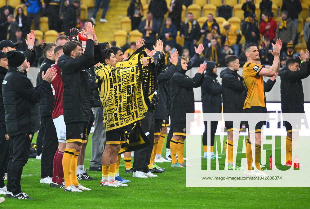The Dresdeners thank their fans after the match, 16 03 2024, Football, GER, Season 2023 2024, 3 Liga, Dritte Liga, 30 Matchday, Rudolf Harbig Stadion Dresden, SG Dynamo Dresden SSV Ulm 1846, DFB AND DFL REGULATIONS PROHIBIT ANY USE OF PHOTOGRAPHS AS IMAGE SEQUENCES AND OR QUASI VIDEO,