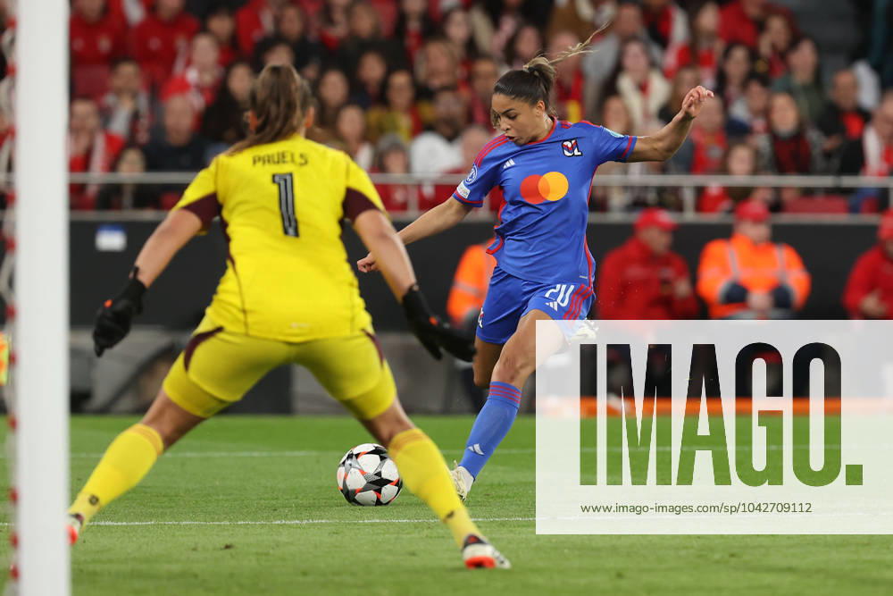 UEFA Women s Champions League 2023 24 1 4 Final SL Benfica Olympique Lyon, Lena Pauels SL Benfica , Delphine Cascarino Olympique Lyon shot on goal
