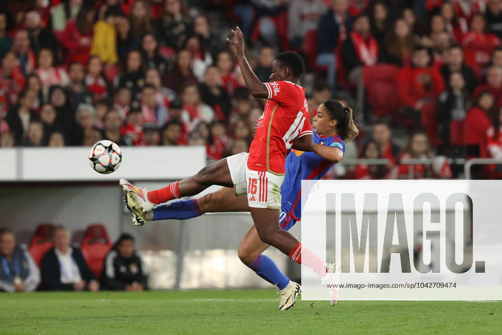 UEFA Women s Champions League 2023 24 1 4 Final SL Benfica Olympique Lyon, Christy Ucheibe SL Benfica , Delphine Cascarino Olympique Lyon , duel, action, action, battles for the ball