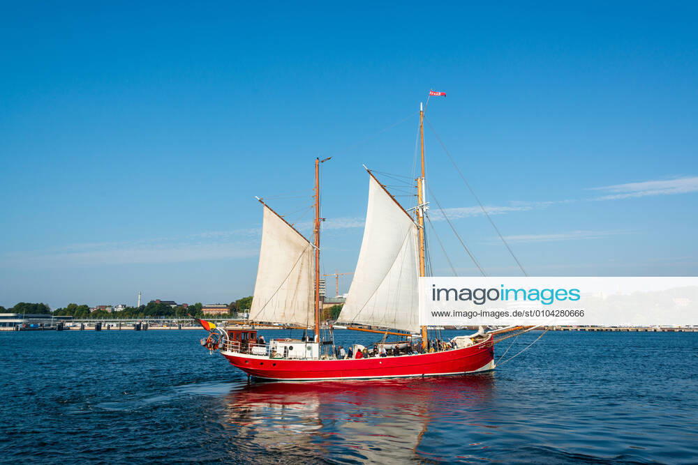 The traditional windjammer parade took place today on the Kieler Förde during Kiel Week 2020 in a modified, smaller form In addition to the six classic sailing old-timers as lead ships, other traditional sailors accompanied the parade In addition, this year private boat owners were allowed to participate with their sailing ships They all raised this years