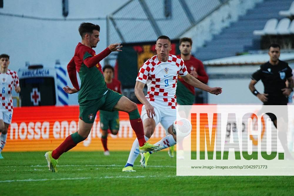 Faro, Portugal. 2025 U21, U 21 EURO Qualifying, EM, Europameisterschaft match,Portugal v Croatia - Group G. Marin Ljubicic (CRO) and Rafael Rodrigues (POR)