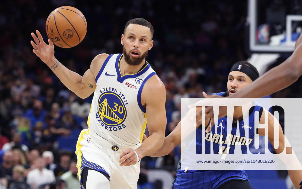 Orlando, FL - Florida, USA: The Golden State Warriors Stephen Curry (30) bobbles a pass as he s defended by the Orlando Magic s Jalen Suggs (4) at the Kia Center on Wednesday, March 27, 2024, in Orlando, Florida. Orlando USA - ZUMAm67_ 0442592975st