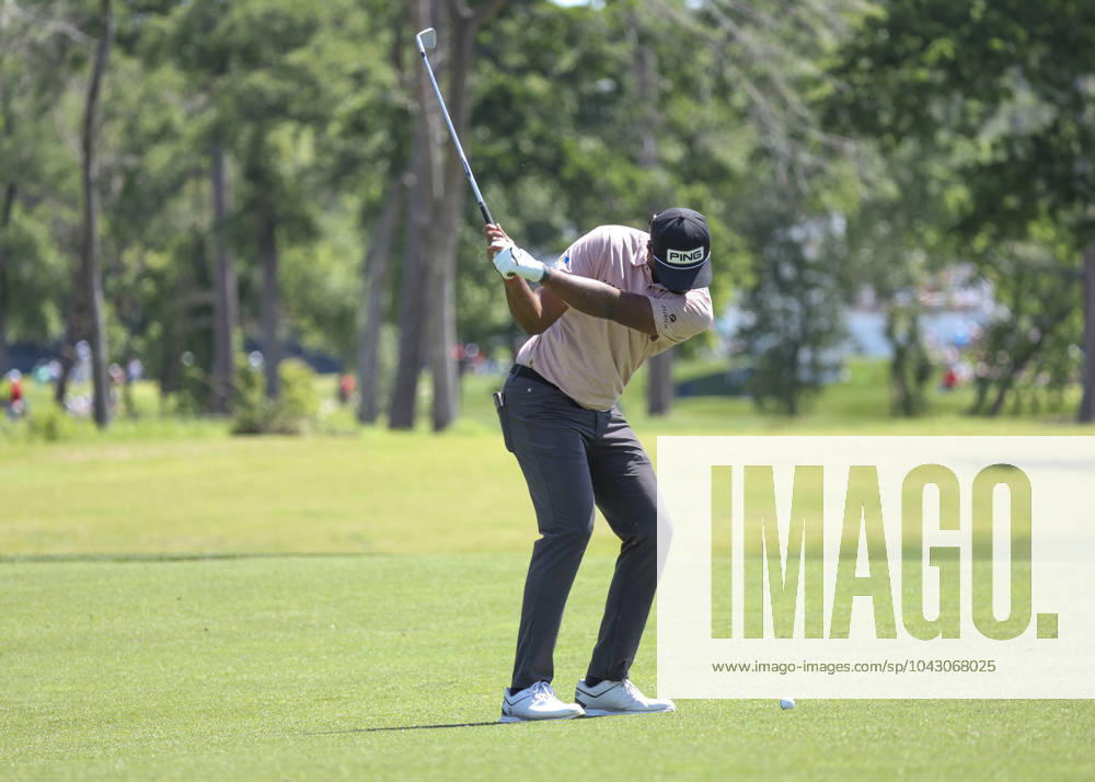 HOUSTON, TX - MARCH 29: Sahith Theegala (USA) hits his approach shot on 6 during Round 2 of the PGA, Golf Herren Texas Childrens Houston Open at Memorial Park Golf Course on March 29, 2024 in Houston, Texas. (Photo by Leslie Plaza Johnson Icon Sportswire) GOLF: NOV 10 PGA Cadence Bank Houston Open Icon2403290372