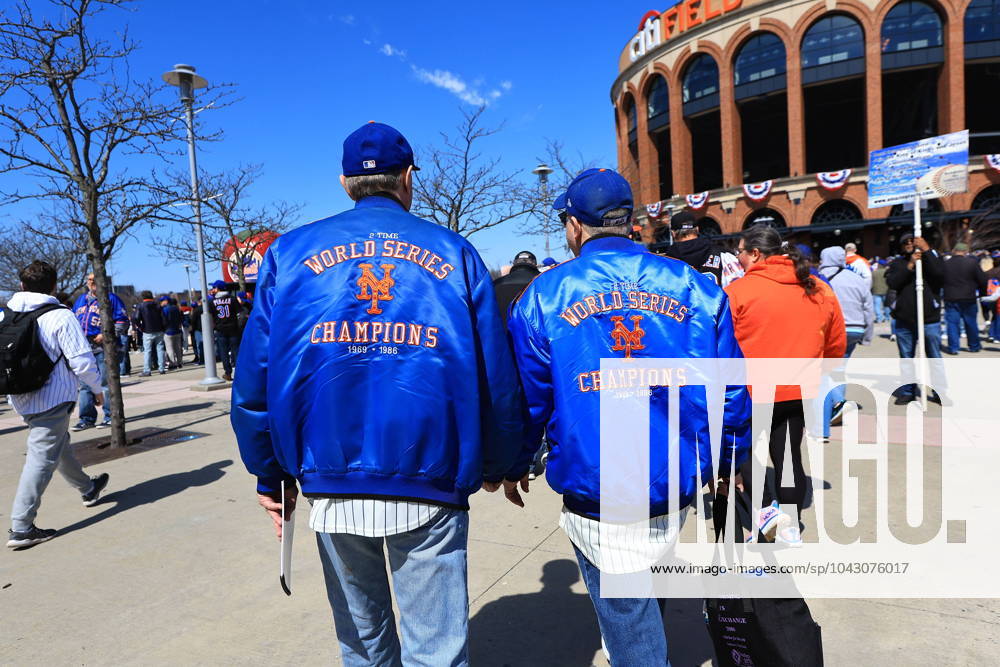 MLB, Baseball Herren, USA Opening Day - Brewers Vs Mets Fans are waiting in line to enter the ballpark before the start of the baseball season on Opening Day between the Milwaukee Brewers at Citi Field in New York City, NY, on March 28, 2024. New York N.Y. United States