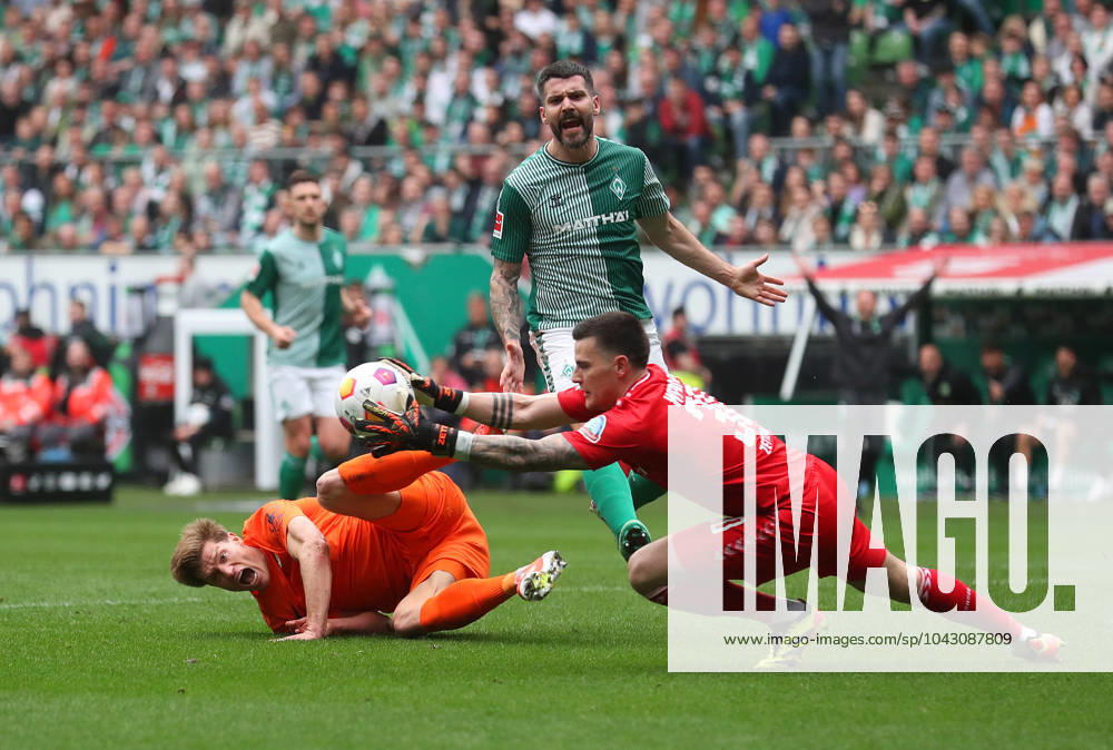 Bremen vs VfL, 1 BL Bremen, 30 03 2024, FOOTBALL SV Werder Bremen vs VfL Wolfsburg, 1 BL, Season 2023 24 Kevin Behrens VfL Wolfsburg , Anthony Jung Werder Bremen , Goalkeeper Michael Zetterer Werder Bremen Bremen Bremen