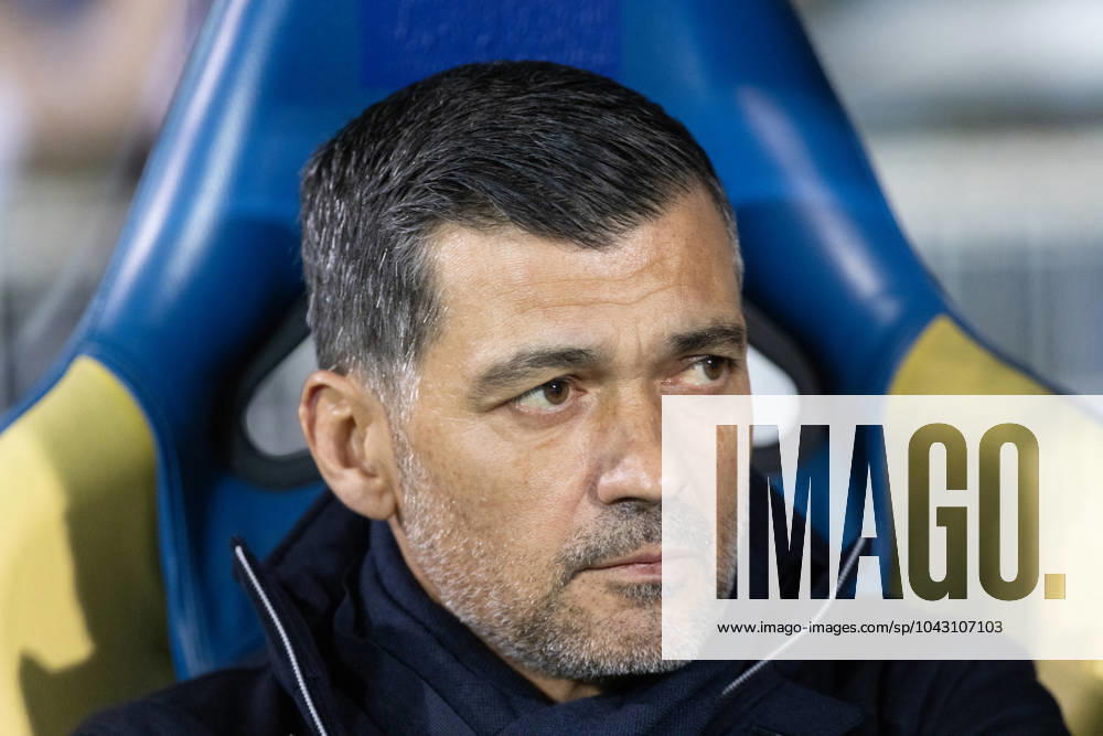 Sergio Conceicao during Liga Portugal game between GD Estoril Praia and FC Porto at Estadio Antonio Coimbra da Mota, Estoril, Lisbon, Portugal. (Maciej Rogowski) Lisbon Estadio Antonio Coimbra da Mota Portugal