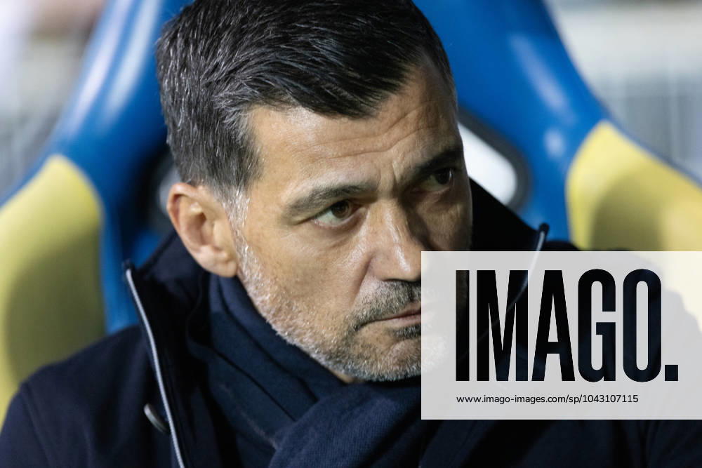 Sergio Conceicao during Liga Portugal game between GD Estoril Praia and FC Porto at Estadio Antonio Coimbra da Mota, Estoril, Lisbon, Portugal. (Maciej Rogowski) Lisbon Estadio Antonio Coimbra da Mota Portugal