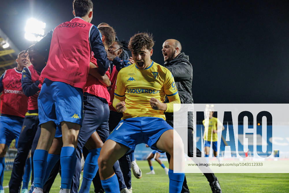 Team of Estoril celebrates after goal scored by Cassiano during Liga Portugal game between GD Estoril Praia and FC Porto at Estadio Antonio Coimbra da Mota, Estoril, Lisbon, Portugal. (Maciej Rogowski) Lisbon Estadio Antonio Coimbra da Mota Portugal
