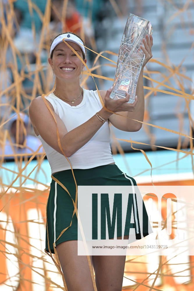 KW13 MIAMI GARDENS, FL - MARCH 30: Danielle Collins (USA) wins the, WomenÕs singles finals at the Miami Open, on March 30, 2024 at Hard Rock Stadium in Miami Gardens, FL (Photo by Michele Eve Sandberg Icon Sportswire) TENNIS: MAR 30 Miami Open Icon2403300802