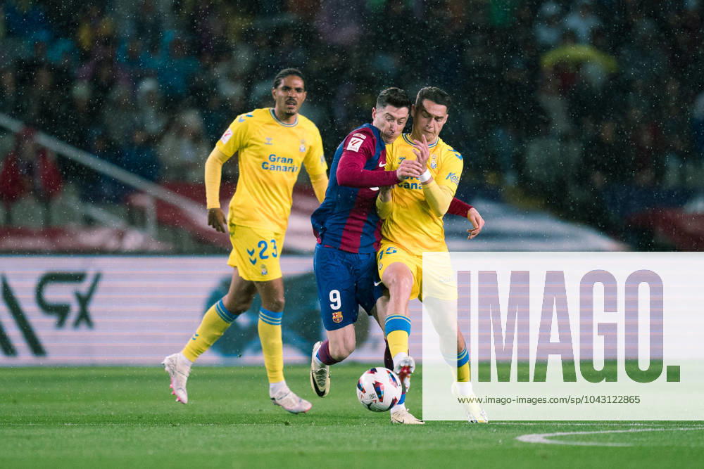 (240331) -- BARCELONA, March 31, 2024 -- FC Barcelona, Barca s Robert Lewandowski (C) breaks through during the Spanish league (La Liga) football match between FC Barcelona and Las Palmas in Barcelona, Spain, March 30, 2024. (Photo by Xinhua) (SP)SPAIN-BARCELONA-FOOTBALL-LA LIGA-BARCELONA VS LAS PALMAS JoanxGosa