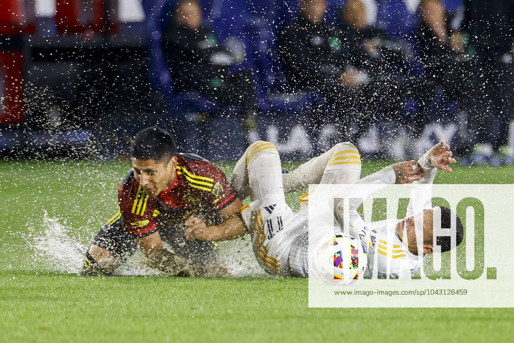 LA Galaxy s GABRIEL PEC, right, and Seattle Sounders RAUL MARIO RUIDIAZ vie for the ball during an MLS, Fussball Herren, USA soccer match at Dignity Health Sports Park in Carson, Calif. Carson USA - ZUMAc68_ 20240330_zaf_c68_016