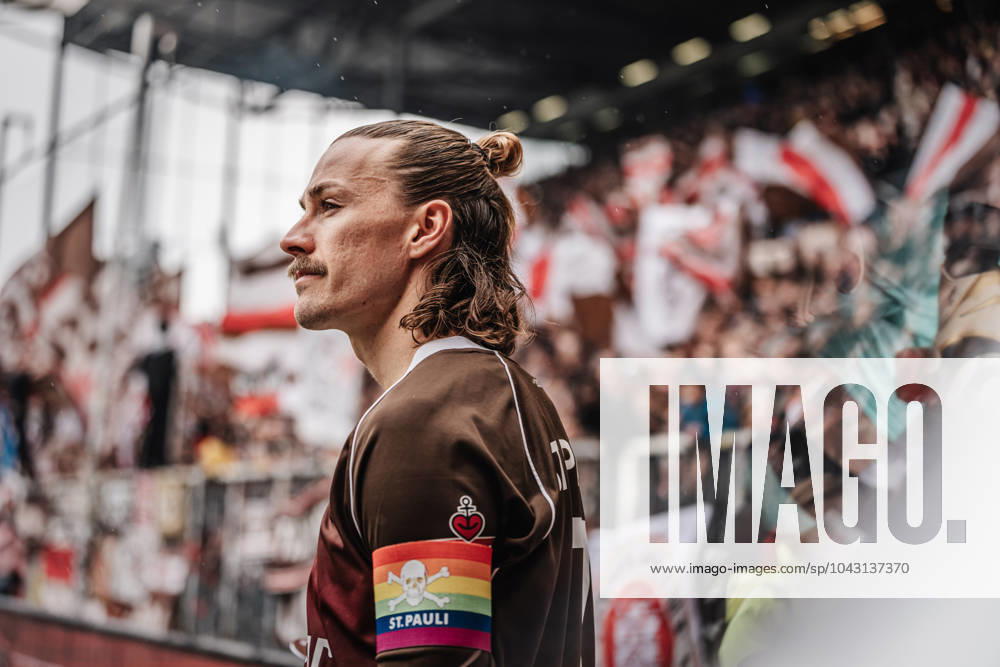 Soccer Men Season 2023 2024 2 Soccer Bundesliga 27 Matchday FC St Pauli vs SC Paderborn 07 31 03 2024 Jackson Irvine 7, FC St Pauli entering the stadium Hamburg Millerntor Stadion Hamburg Germany