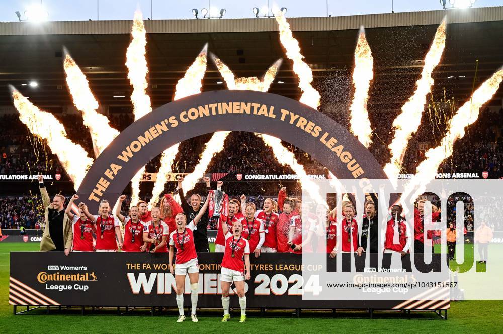 KW13 Arsenal Women v Chelsea Women FA Women s Continental Tyres League Cup Arsenal Women celebrate winning the FA Women s Continental Tyres League Cup after the FA Women s Continental Tyres League Cup Final between Arsenal Women and Chelsea Women at Molineux, Wolverhampton