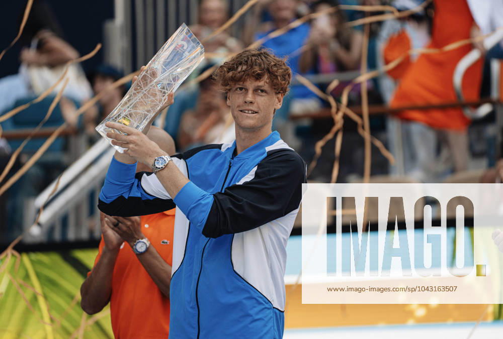 KW13 Jannik Sinner from Italy winning the 2024 Miami Open, showing the trophy at the Hard Rock Stadium, Miami, Florida, USA TENNIS : Finale Hommes - Miami 2024 - Etats Unis - 31 03 2024 JulienNouet TENNISMAJORS