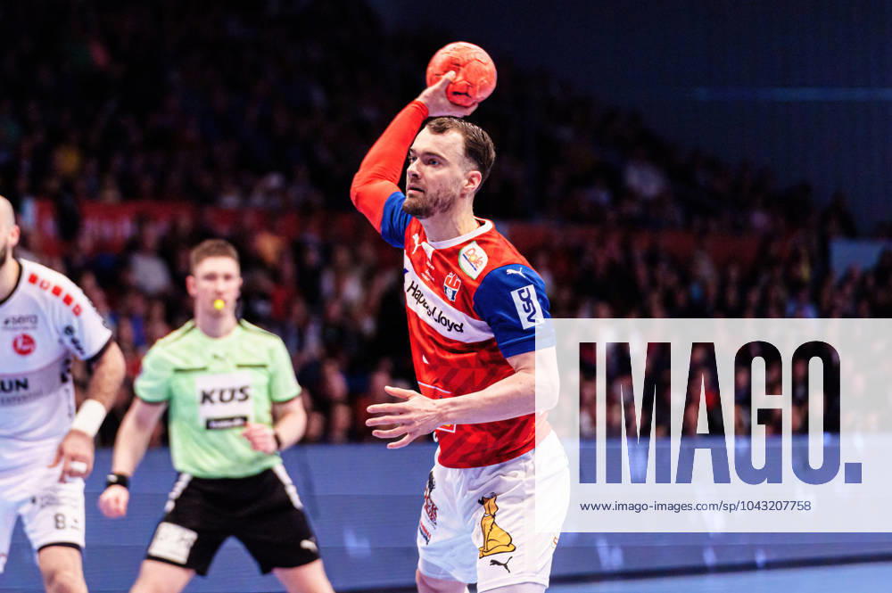 7 meter throw goal Casper U Mortensen Handball Sport Verein Hamburg, 06 GER, Handball Sport Verein Hamburg vs MT Melsungen, Handball, Bundesliga, Matchday 27, Season 2023 2024, 01 04 2024 GER, Handball Sport Verein Hamburg vs MT Melsungen, Handball, Bundesliga, Matchday 27, Season 2023 2024, 01 04 2024 Hamburg