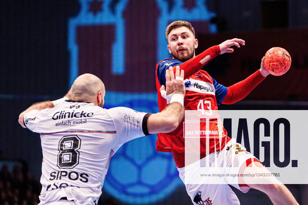 Throw Goal Zoran Ilic Handball Sport Verein Hamburg, 43 , Adrian Sipos MT Melsungen, 08 GER, Handball Sport Verein Hamburg vs MT Melsungen, Handball, Bundesliga, Matchday 27, Season 2023 2024, 01 04 2024 GER, Handball Sport Verein Hamburg vs MT Melsungen, Handball, Bundesliga, Matchday 27, Season 2023 2024, 01 04 2024 Hamburg