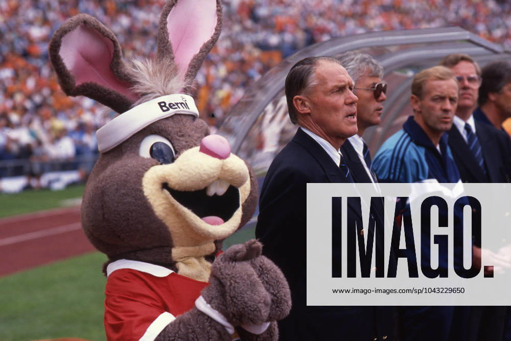 Rinus MICHELS, national coach of the Netherlands, Bondscoach, next to mascot BERNI, European Football Championship 1988 in Germany, Final, Holland Netherlands USSR 2 0 on 25 06 1988 in Munich Â