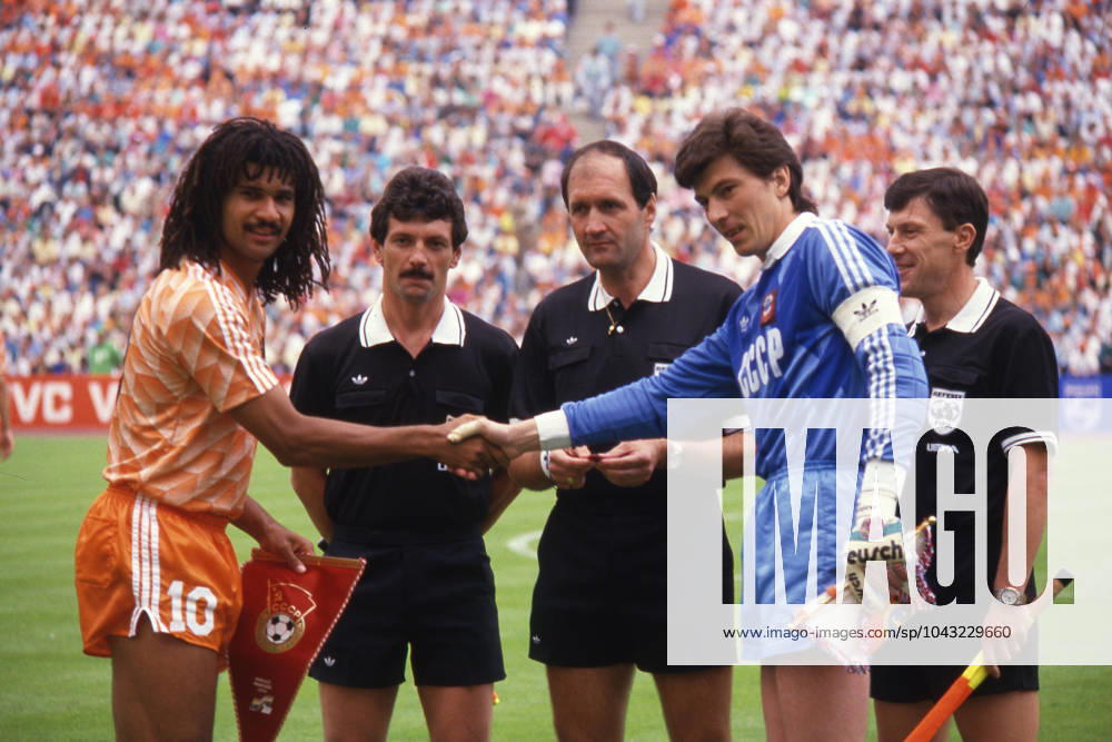 Exchange of pennants between the team captains before the match, from left Ruud GULLIT NED and goalkeeper Rinat DASSAIEV Dasaev USSR, behind him referee Michel VAUTROT FRA European Football Championship 1988 in Germany, Final, Holland Netherlands USSR 2 0 on 25 06 1988 in Munich Â