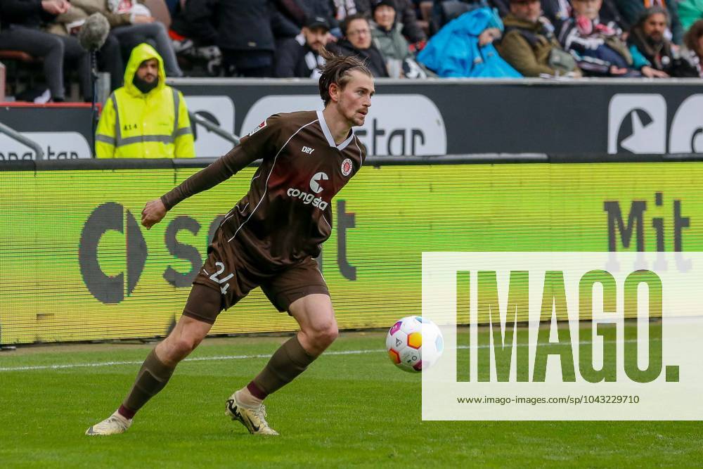 Connor Metcalfe Pauli on the ball Germany , Hamburg Millerntorstadion , Football , Bundesliga , 2 Soccer Bundesliga , FC St Pauli SC Paderborn
