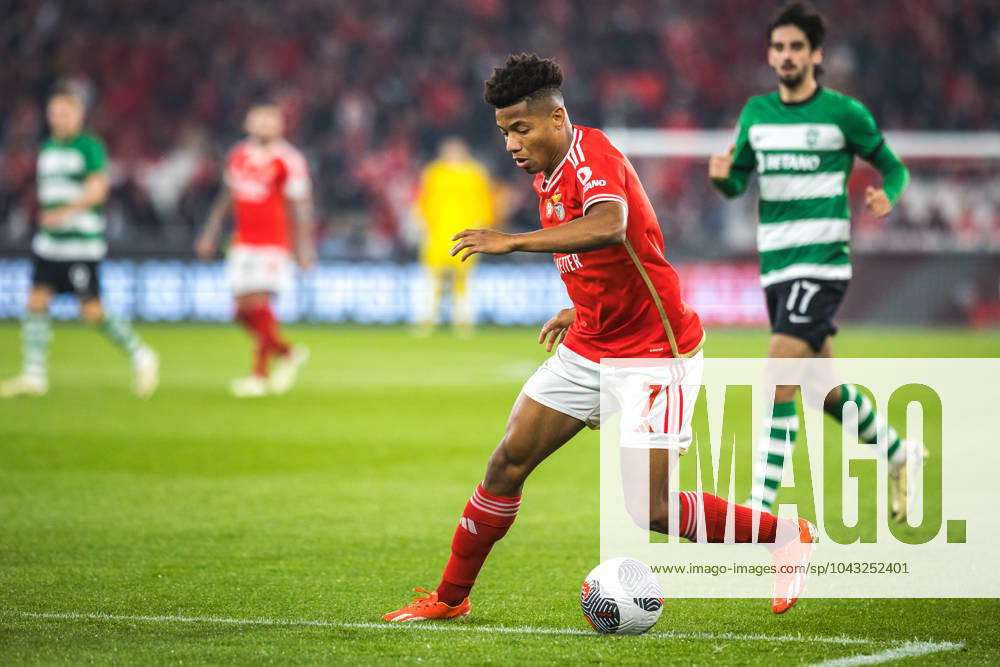 David Neres of SL Benfica in action during the Portuguese Cup Semi Final 2nd Leg match between SL Benfica and Sporting CP at Estadio da Luz. Lisbon Portugal - ZUMAs197 20240402_aaa_s197_127