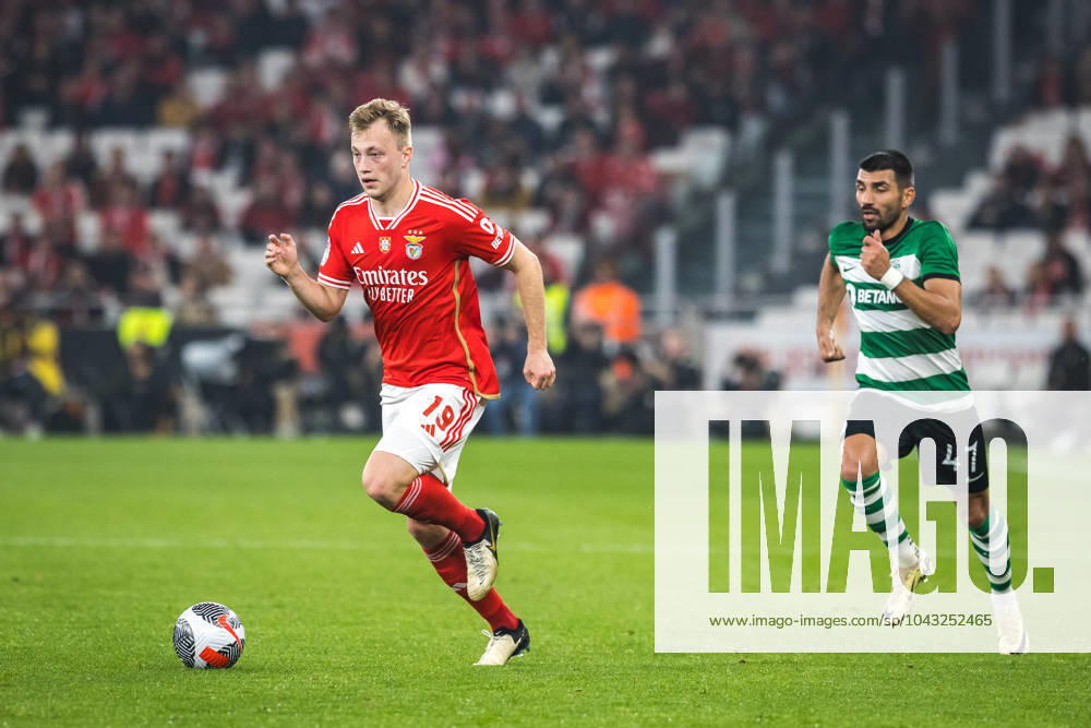 Casper Tengstedt of SL Benfica (L) with Ricardo Esgaio of Sporting CP (R) in action during the Portuguese Cup Semi Final 2nd Leg match between SL Benfica and Sporting CP at Estadio da Luz. Lisbon Portugal - ZUMAs197 20240402_aaa_s197_137