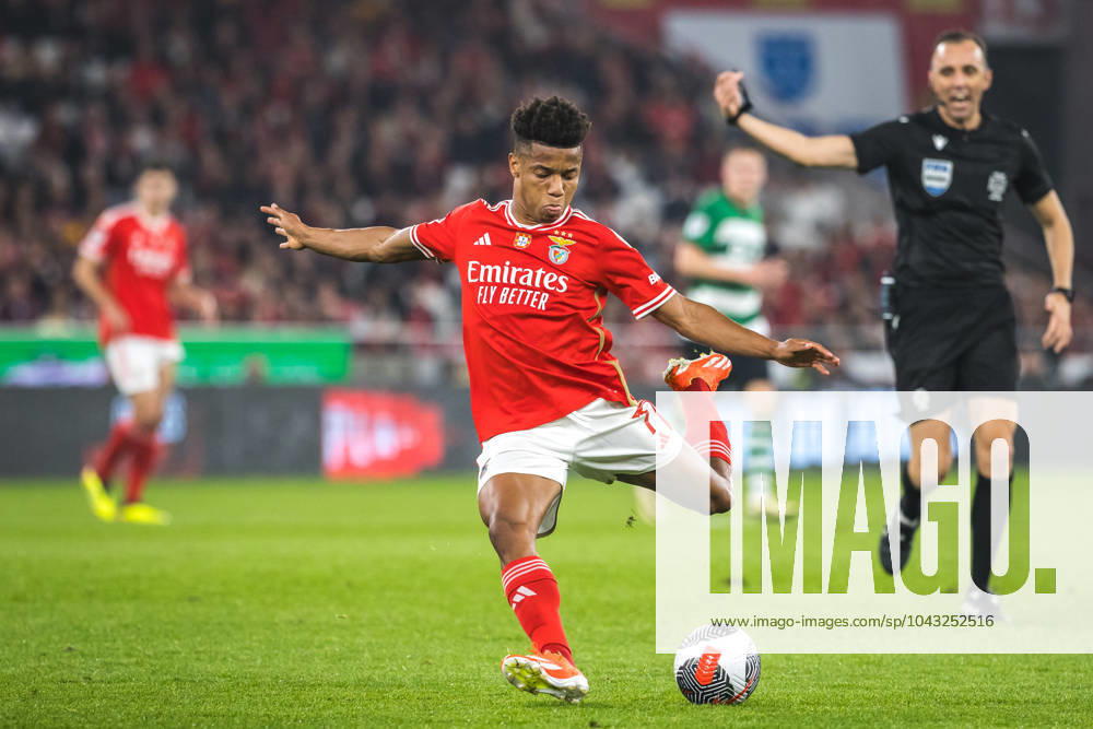 David Neres of SL Benfica in action during the Portuguese Cup Semi Final 2nd Leg match between SL Benfica and Sporting CP at Estadio da Luz. Lisbon Portugal - ZUMAs197 20240402_aaa_s197_140