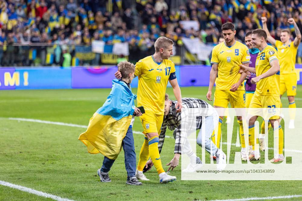 WROCLAW 26.03.2024 FINALOWY MECZ BARAZOWY ELIMINACJE DO MISTRZOSTW EUROPY 2024: UKRAINA - ISLANDIA --- UEFA EURO, EM, Europameisterschaft,Fussball 2024 QUALIFICATION FINAL PLAY-OFF MATCH IN WROCLAW: UKRAINE - ISLAND nz OLEKSANDR ZINCHENKO MYKOLA MATVIENKO ROMAN YAREMCHUK KIBICE NA BOISKU FLAGA UKRAINY FOT. ERNEST KOLODZIEJ 400mm.pl NEWSPIX.PL --- Newspix.pl 20240326_KOL1842