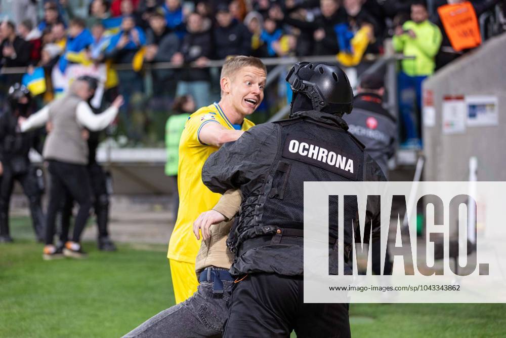 WROCLAW 26.03.2024 FINALOWY MECZ BARAZOWY ELIMINACJE DO MISTRZOSTW EUROPY 2024: UKRAINA - ISLANDIA --- UEFA EURO, EM, Europameisterschaft,Fussball 2024 QUALIFICATION FINAL PLAY-OFF MATCH IN WROCLAW: UKRAINE - ISLAND nz OLEKSANDR ZINCHENKO OCHRONA KIBIC SECURITY FAN FOT. ERNEST KOLODZIEJ 400mm.pl NEWSPIX.PL --- Newspix.pl 20240326_KOL1871