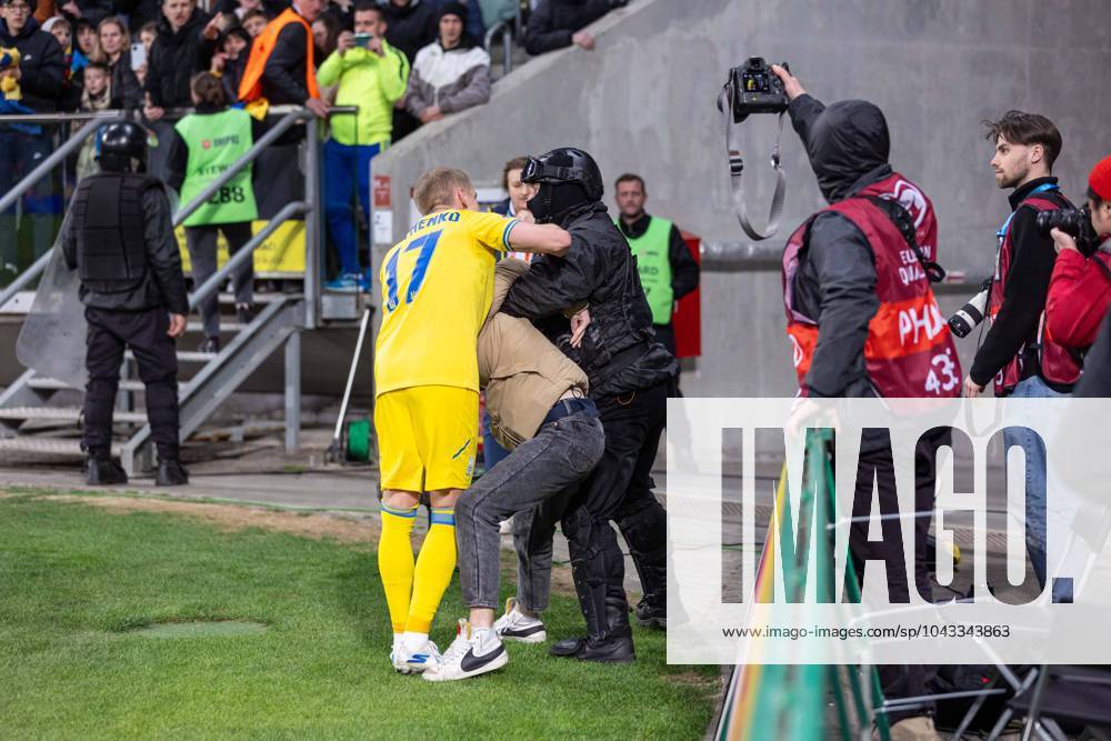 WROCLAW 26.03.2024 FINALOWY MECZ BARAZOWY ELIMINACJE DO MISTRZOSTW EUROPY 2024: UKRAINA - ISLANDIA --- UEFA EURO, EM, Europameisterschaft,Fussball 2024 QUALIFICATION FINAL PLAY-OFF MATCH IN WROCLAW: UKRAINE - ISLAND nz OLEKSANDR ZINCHENKO OCHRONA KIBIC SECURITY FAN FOT. ERNEST KOLODZIEJ 400mm.pl NEWSPIX.PL --- Newspix.pl 20240326_KOL1880