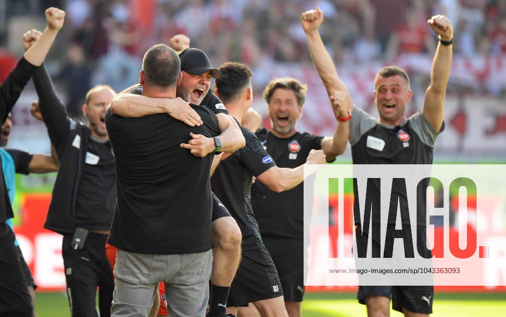Fußball 1 Bundesliga, 1 FC Heidenheim Bayern München, v l Mannschaft, Spieler, jubeln nach Spielende, celebrate at the end of the match Heidenheim