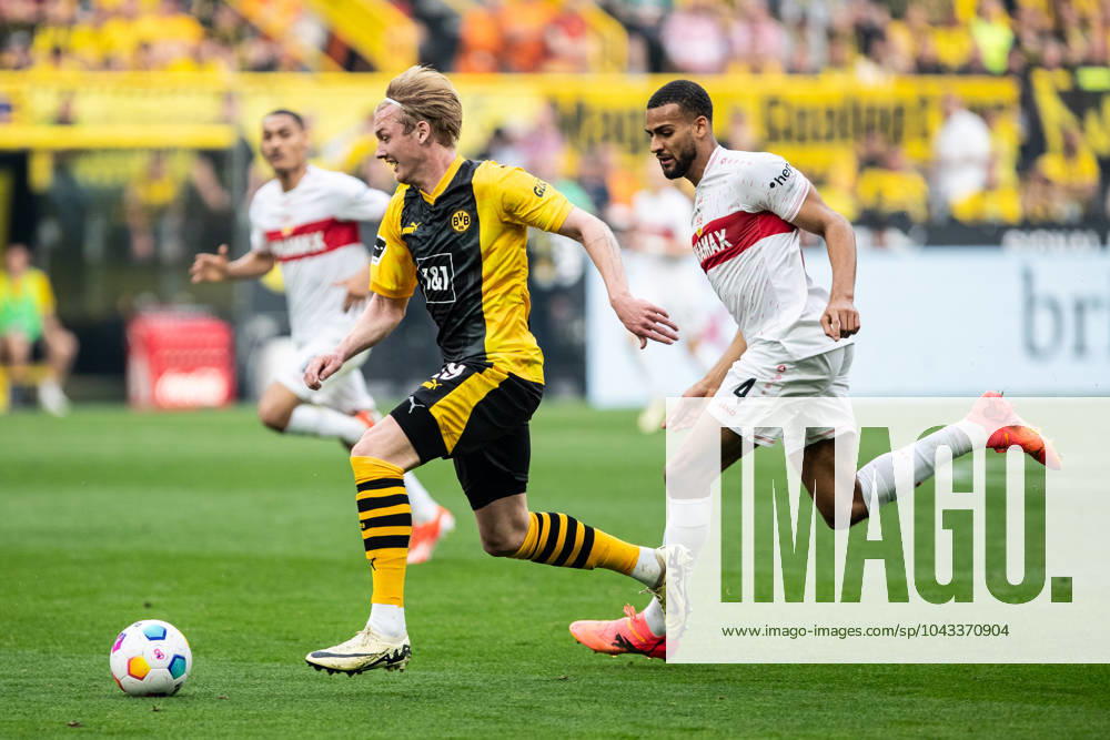 1 Soccer Bundesliga 28 Matchday Borussia Dortmund VfB Stuttgart 06 04 2024 Julian Brandt Borussia Dortmund, 19 in duel with Joshua Vagnoman VfB Stuttgart, 4 1 Soccer Bundesliga 28 Matchday Borussia Dortmund VfB Stuttgart Signal Iduna Park, Dortmund 06 04 2024