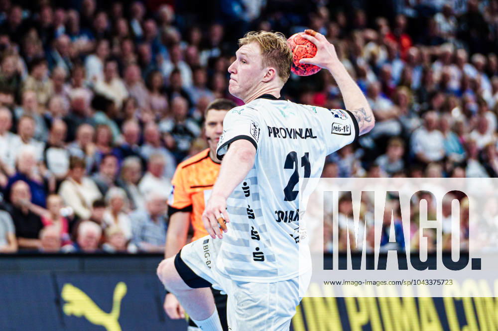 7 meter throw goal Eric Johansson THW Kiel, 21 GER, THW Kiel vs HC Erlangen, Handball, Bundesliga, Matchday 28, Season 2023 2024, 06 04 2024 GER, THW Kiel vs HC Erlangen, Handball, Bundesliga, Matchday 28, Season 2023 2024, 06 04 2024 Kiel
