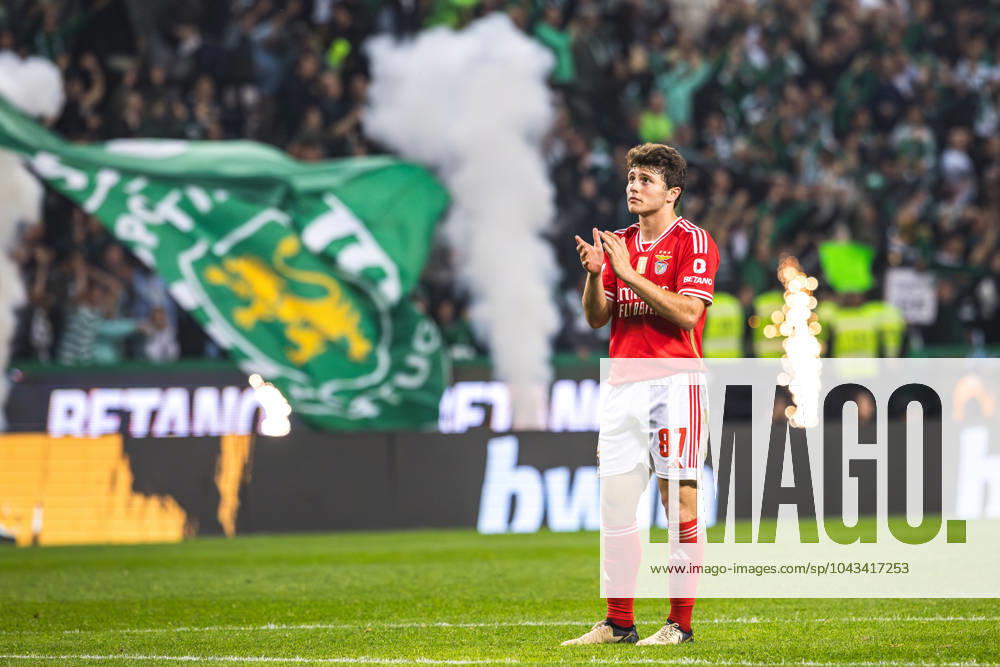 Joao Neves of SL Benfica thanks the fans at the end of the match between Sporting CP and SL Benfica for the Liga Portugal Betclic at Estadio Jose Alvalade. Lisbon Portugal - ZUMAs197 20240406_aaa_s197_464