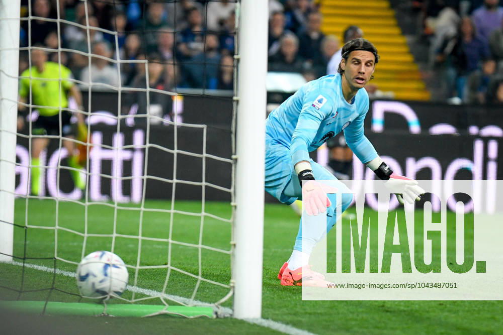 Udinese s Lazar Samardzic scores a goal over Inter s Yann Sommer during Udinese Calcio vs Inter - FC Internazionale, Italian soccer Serie A match in Udine, Italy, April 08 2024