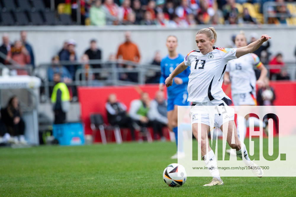 Elisa Senß Germany, 13 on the ball, GER, Germany GER vs Iceland ISL , UEFA Womens Qualifier Euro 2025, National Team, League A, Group 4, Matchday 2, 09 04 2024 GER, Germany vs Iceland, UEFA Womens Qualifier Euro 2025, National Team, League A, Group 4, Matchday 2, 09 04 2024 Aachen