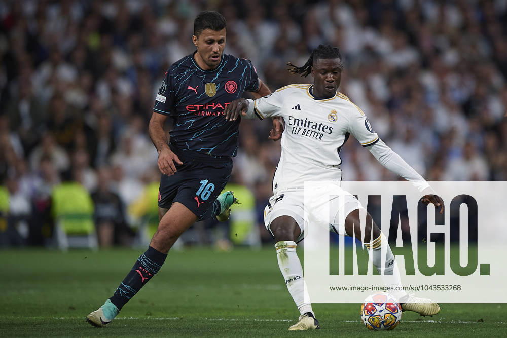 2024-04-09 Real Madrid CF v Manchester City - Quarter-final First Leg - UEFA Champions League 2023 24 MADRID, SPAIN - APRIL 9: Eduardo Camavinga of Real Madrid CF competes for the ball with Rodri of Manchester City during the Quarter-final First Leg - UEFA Champions League match between Real Madrid CF and Manchester City at Estadio Santiago Bernabeu on April 9, 2024 in Madrid, Spain. (Photo by Pablo Morano BSR Agency) Madrid Spain Content not available for redistribution in The Netherlands directly or indirectly through any third parties.