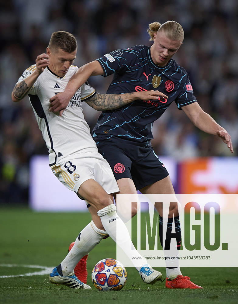 2024-04-09 Real Madrid CF v Manchester City - Quarter-final First Leg - UEFA Champions League 2023 24 MADRID, SPAIN - APRIL 9: Toni kroos of Real Madrid CF competes for the ball with Erling Haaland of Manchester City during the Quarter-final First Leg - UEFA Champions League match between Real Madrid CF and Manchester City at Estadio Santiago Bernabeu on April 9, 2024 in Madrid, Spain. (Photo by Pablo Morano BSR Agency) Madrid Spain Content not available for redistribution in The Netherlands directly or indirectly through any third parties.