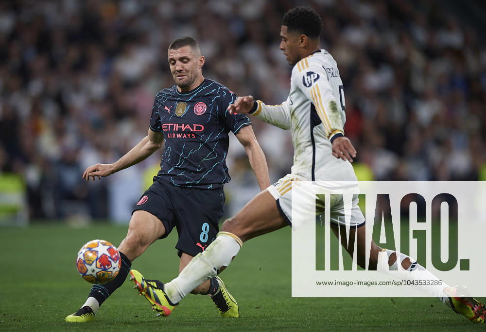2024-04-09 Real Madrid CF v Manchester City - Quarter-final First Leg - UEFA Champions League 2023 24 MADRID, SPAIN - APRIL 9: Jude Bellingham of Real Madrid CF competes for the ball with Mateo Kovacic of Manchester City during the Quarter-final First Leg - UEFA Champions League match between Real Madrid CF and Manchester City at Estadio Santiago Bernabeu on April 9, 2024 in Madrid, Spain. (Photo by Pablo Morano BSR Agency) Madrid Spain Content not available for redistribution in The Netherlands directly or indirectly through any third parties.