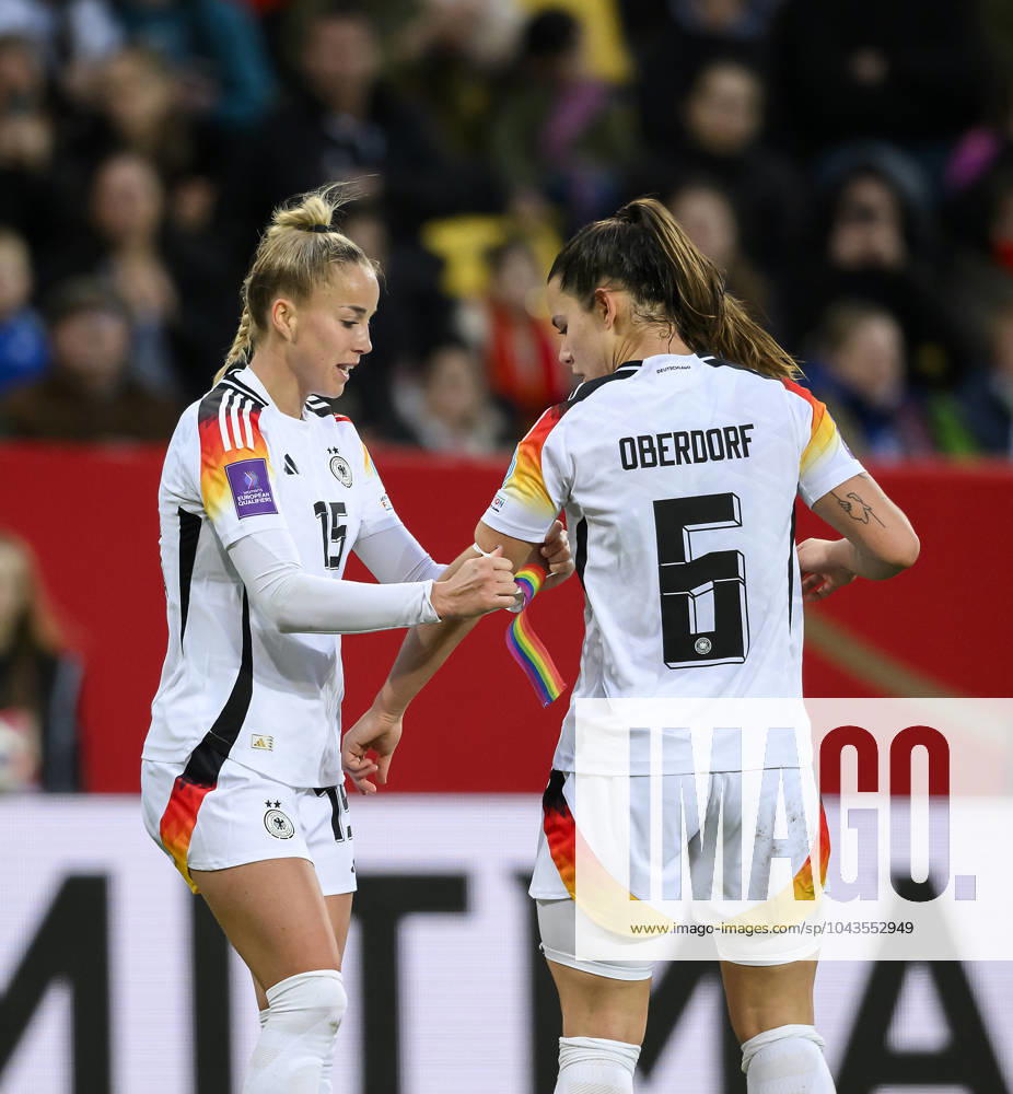 V l Giulia GWINN GER hands over the captains armband to Lena OBERDORF GER , the armband is in rainbow colors European Womens Football Championship Qualification 2 Matchday, Germany GER Iceland ISL 3 1, on 09 04 2024 in Aachen Germany Â