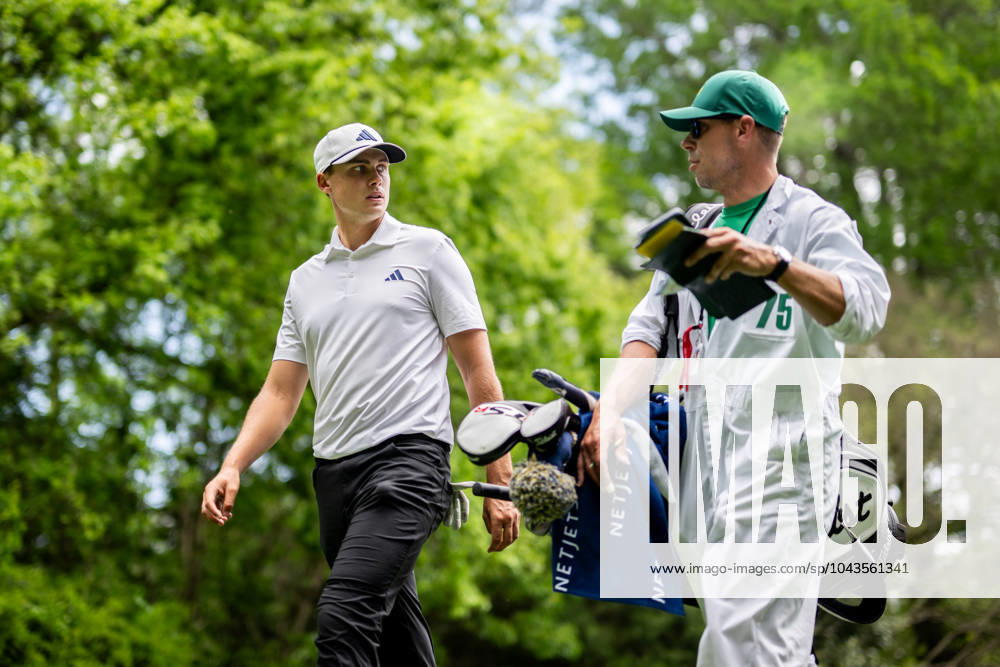 Ludvig Aberg of Sweden with his caddie Joe Skovron during a practice round prior to the 2024 Masters Golf Tournament on April 10, 2024 in Augusta Photo Petter Arvidson BILDBYRAN kod PA PA0791 bbeng golf masters the masters Augusta us masters sverige