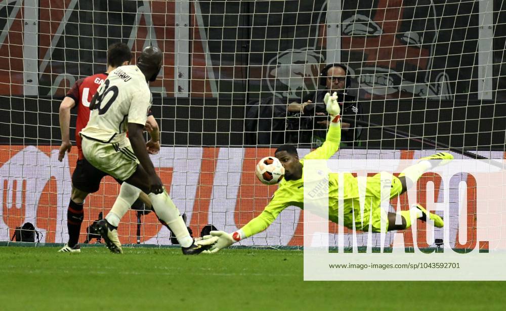 Foto IPP Paolo Bona Milano 11 04 2024 UEFA Europa League di Calcio stagione 2023 2024 partita Milan-Roma Nella foto una parata di Mike Maignan Italy Photo Press Worldwide Copyright italy Italy ITALY