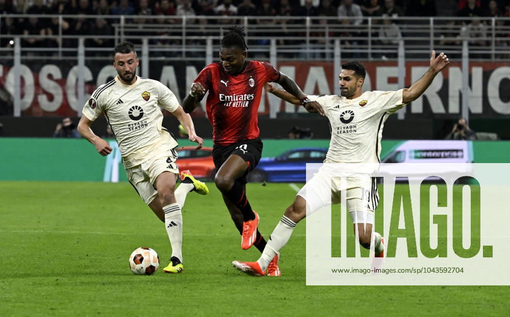 Foto IPP Paolo Bona Milano 11 04 2024 UEFA Europa League di Calcio stagione 2023 2024 partita Milan-Roma Nella foto Rafael Leao tra Bryan Cristante e Zeki Celik Italy Photo Press Worldwide Copyright italy Italy ITALY