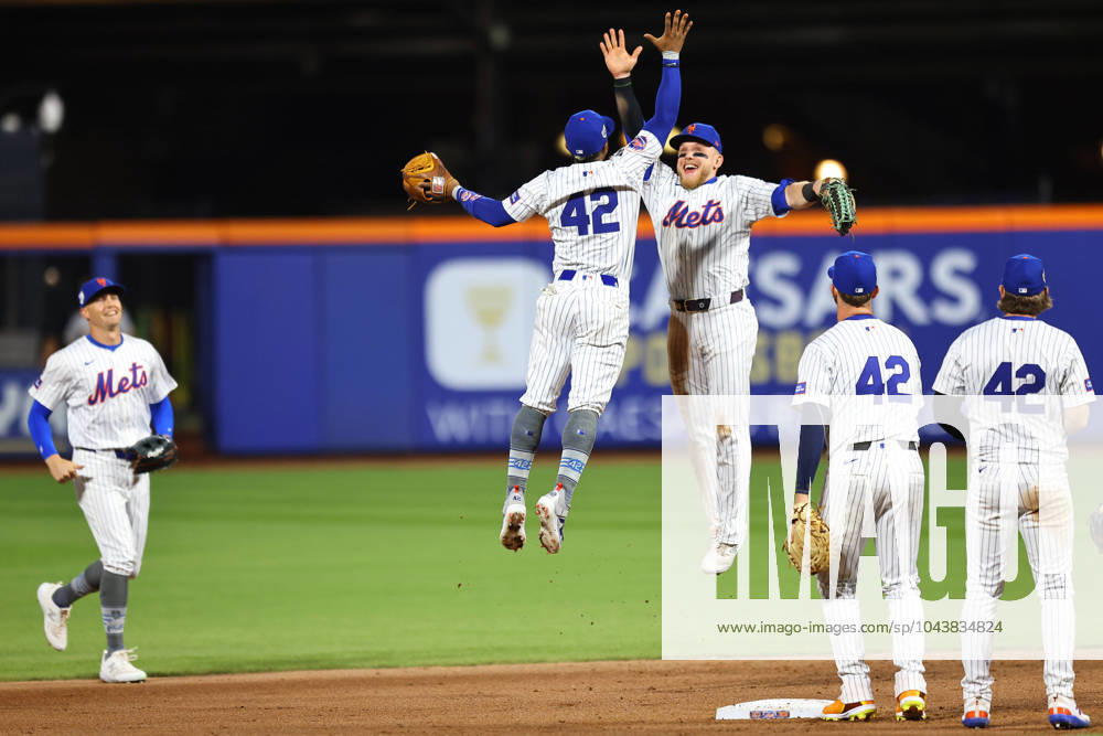 MLB, Baseball Herren, USA Pittsburgh Pirates Vs New York Mets The New York Mets are celebrating their 6-3 victory over the Pittsburgh Pirates in the baseball game at Citi Field in New York City, N.Y., on April 15, 2024. New York City N.Y. United States