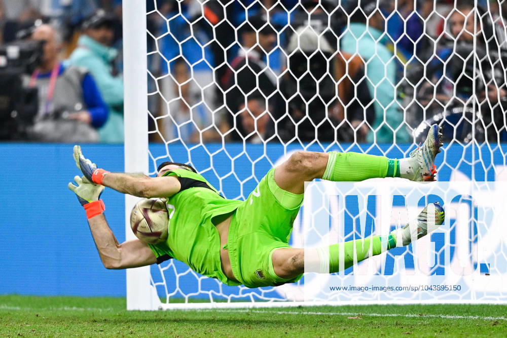 2022-12-19 Argentina v France - Final - FIFA World Cup, WM, Weltmeisterschaft, Fussball Qatar 2022 LUSAIL CITY, QATAR - DECEMBER 18: Emiliano Martinez of Argentina during the Final - FIFA World Cup Qatar 2022 match between Argentina and France at the Lusail Stadium on December 18, 2022 in Lusail City, Qatar (Photo by Pablo Morano BSR Agency) Lusail City Qatar Content not available for redistribution in The Netherlands directly or indirectly through any third parties.