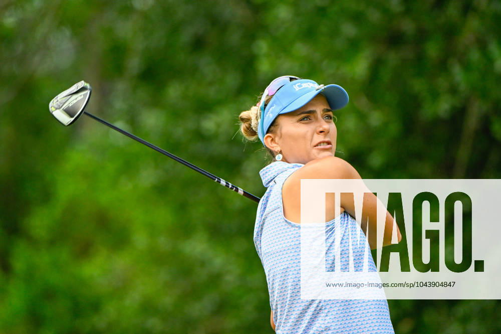 THE WOODLANDS, TX - APRIL 18: Lexi Thompson (USA) watches her tee shot on 11 during Rd1 of the Chevron Championship at The Club at Carlton Woods on April 18, 2024 in The Woodlands, Texas. (Photo by Ken Murray Icon Sportswire) GOLF: APR 18 LPGA, Golf Damen The Chevron Championship Icon240418001