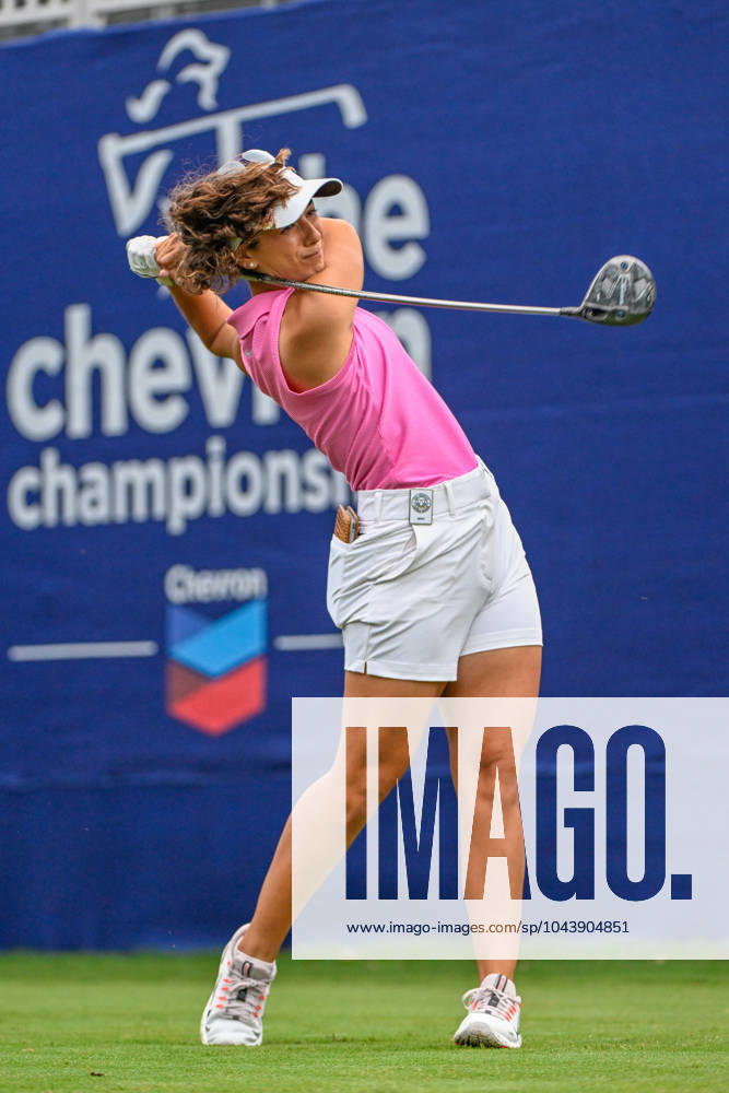 THE WOODLANDS, TX - APRIL 18: Isabella Fierro (MEX) watches her tee shot on 1 during Rd1 of the Chevron Championship at The Club at Carlton Woods on April 18, 2024 in The Woodlands, Texas. (Photo by Ken Murray Icon Sportswire) GOLF: APR 18 LPGA, Golf Damen The Chevron Championship Icon240418005