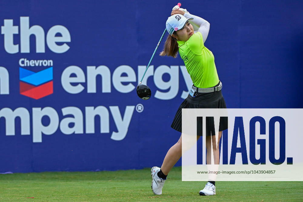 THE WOODLANDS, TX - APRIL 18: Ayaka Furue (JPN) watches her tee shot on 10 during Rd1 of the Chevron Championship at The Club at Carlton Woods on April 18, 2024 in The Woodlands, Texas. (Photo by Ken Murray Icon Sportswire) GOLF: APR 18 LPGA, Golf Damen The Chevron Championship Icon240418011