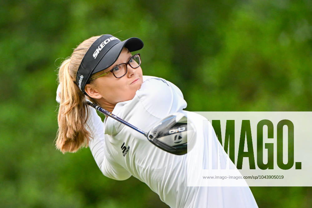 THE WOODLANDS, TX - APRIL 18: Brooke M. Henderson (CAN) watches her tee shot on 11 during Rd1 of the Chevron Championship at The Club at Carlton Woods on April 18, 2024 in The Woodlands, Texas. (Photo by Ken Murray Icon Sportswire) GOLF: APR 18 LPGA, Golf Damen The Chevron Championship Icon240418027