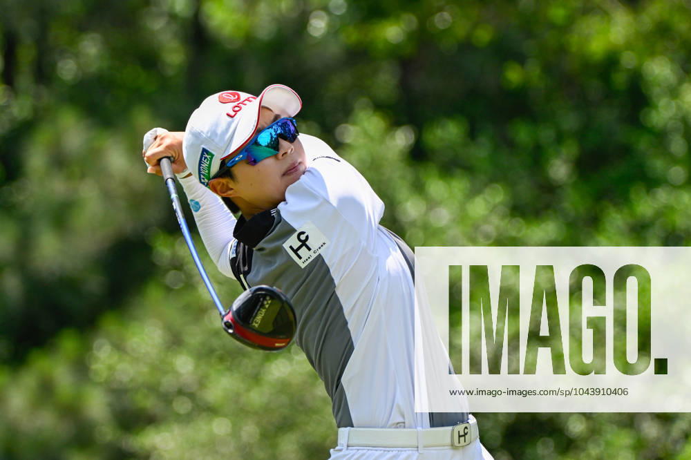 THE WOODLANDS, TX - APRIL 18: Hyo Joo Kim (KOR) watches her tee shot on 11 during Rd1 of the Chevron Championship at The Club at Carlton Woods on April 18, 2024 in The Woodlands, Texas. (Photo by Ken Murray Icon Sportswire) GOLF: APR 18 LPGA, Golf Damen The Chevron Championship Icon240418062