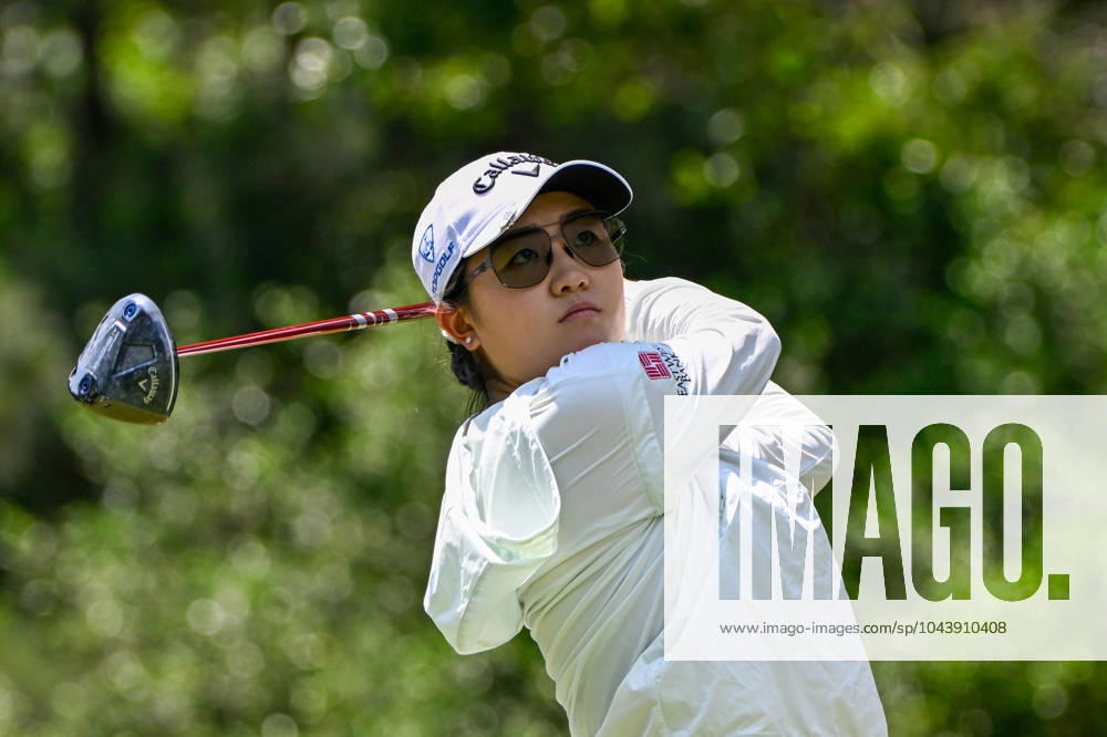 THE WOODLANDS, TX - APRIL 18: Rose Zhang (USA) watches her tee shot on 11 during Rd1 of the Chevron Championship at The Club at Carlton Woods on April 18, 2024 in The Woodlands, Texas. (Photo by Ken Murray Icon Sportswire) GOLF: APR 18 LPGA, Golf Damen The Chevron Championship Icon240418063